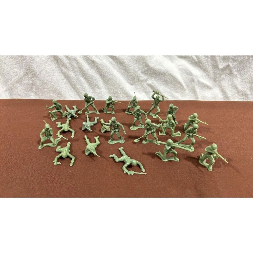 Lot of 117 Assorted Green Army Men
